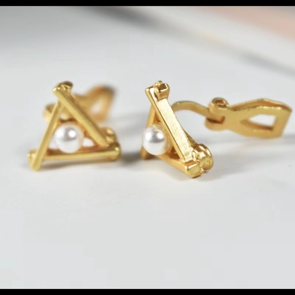 Triangle pearl CLIP ON earrings - Picture 3 of 3